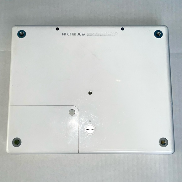 As is iBook G4 Apple 2005 model a1133, all parts in good condition except screen - Picture 4 of 10